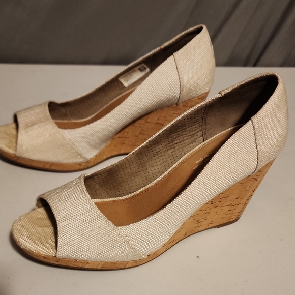 Toms Cream Wedge Shoes with Peep Toe Design - Picture 3 of 9
